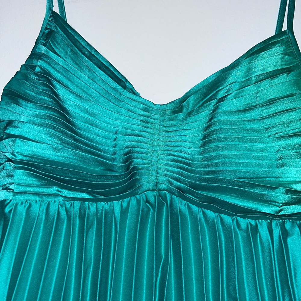 Formal Dress - Picture 3 of 6